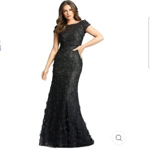NWT Mac Duggal Floral Applique Boat Neck Short Sleeve Gown